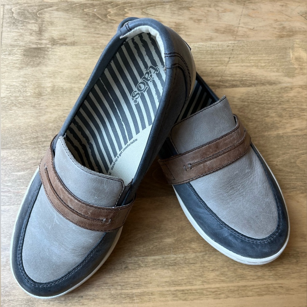 Women’s sz 6 Taos, Upward loafers.  Never worn, perfect condition.